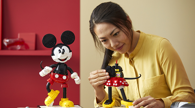 A video look at LEGO Disney 43179 Mickey Mouse and Minnie Mouse Buildable Characters