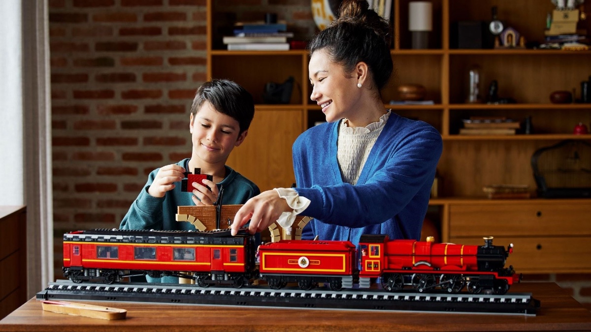 WATCH: Why LEGO Harry Potter’s new Hogwarts Express should be dark red