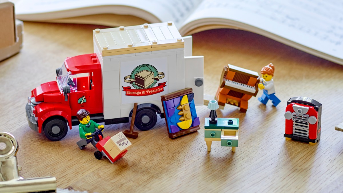 40586 Moving Truck isn’t the first LEGO Modular Buildings Collection GWP