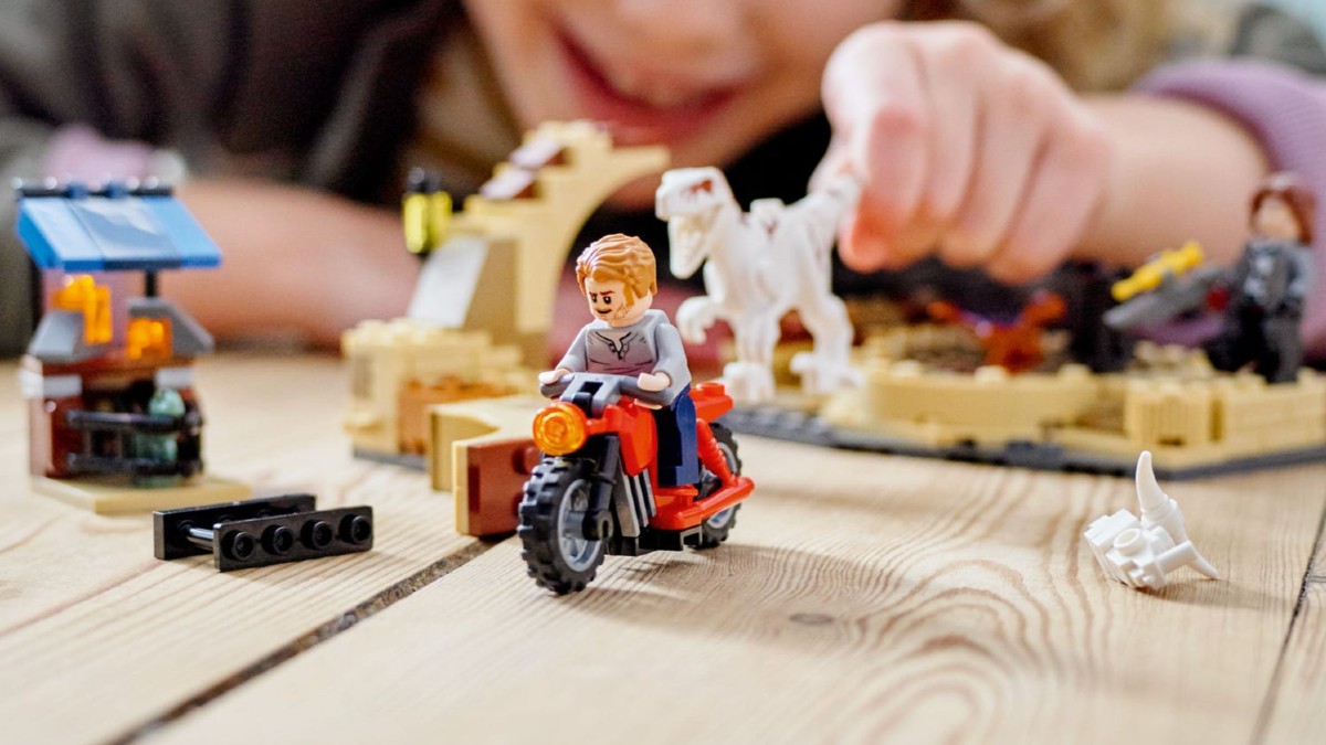 20% off all Jurassic World LEGO sets at the Entertainer
