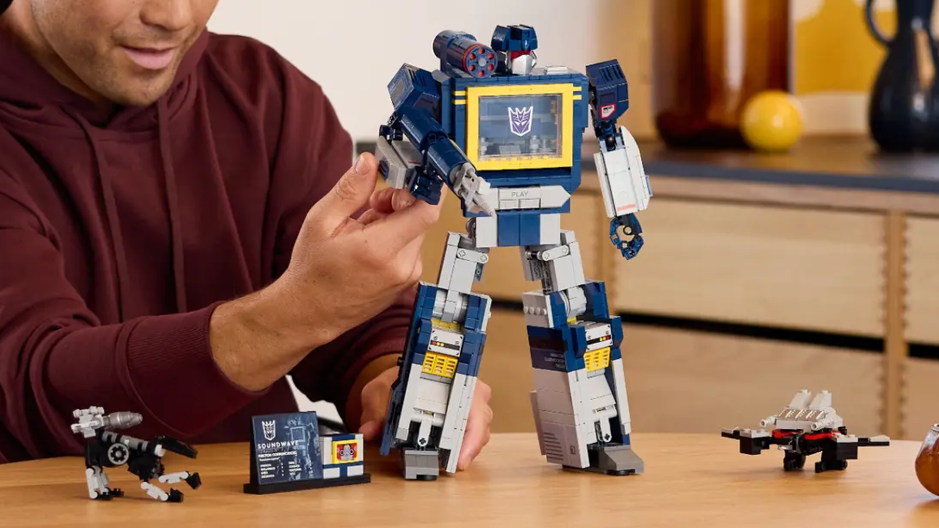 LEGO Transformers Soundwave's best features can't be seen in pictures