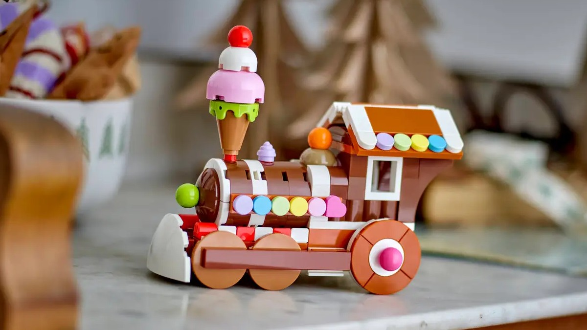 LEGO Creator 40777 Gingerbread Train Ornament revealed