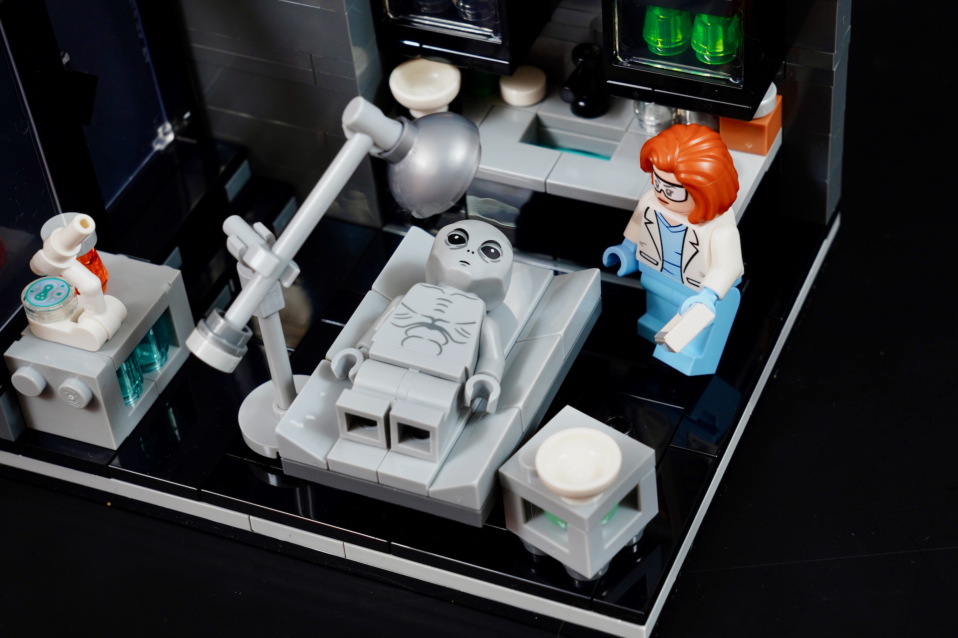 LEGO Ideas 40896 The X-Files Scully's Lab review - 9