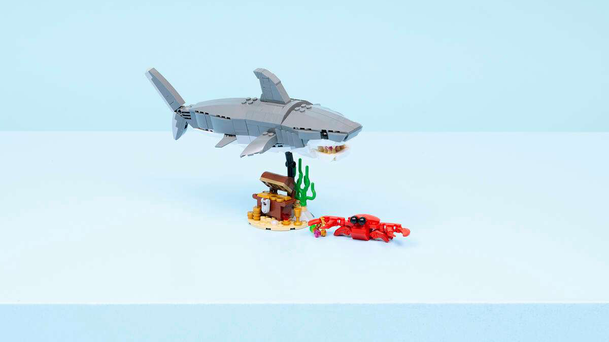 LEGO Creator 31381 Fierce Shark with a Treasure Chest featured