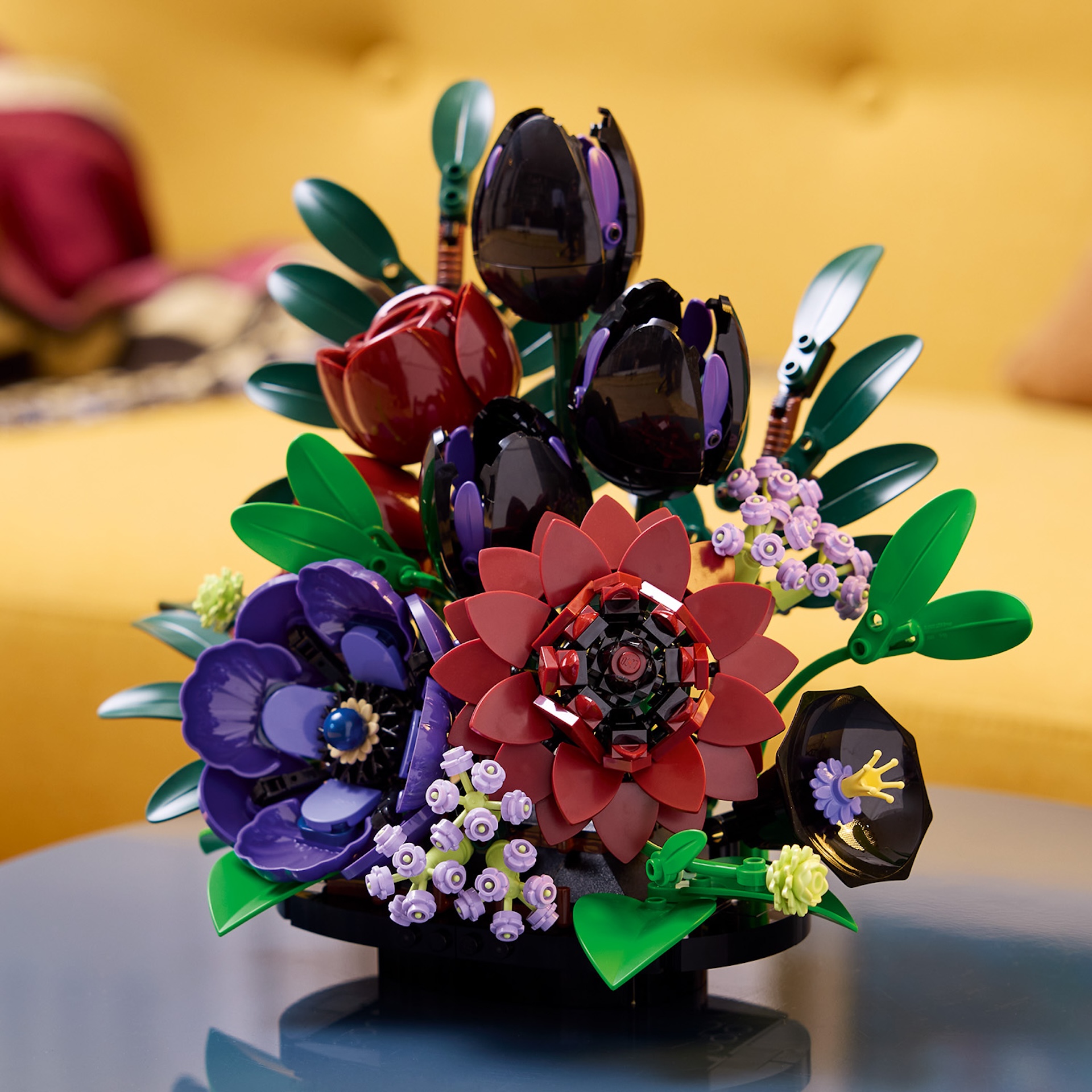 LEGO Botanicals 11513 Dark Flower Arrangement - 11513_Feature3_IzqPn8axY84c