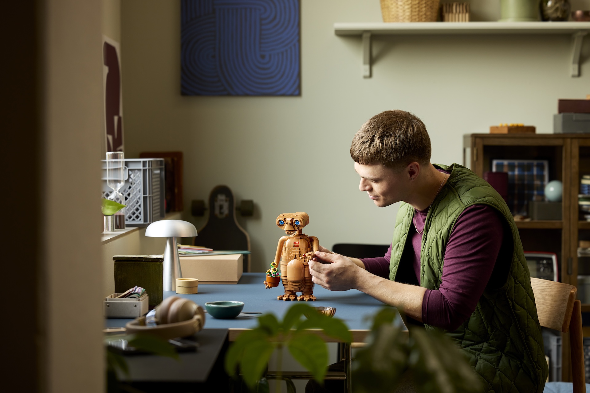 LEGO Ideas 21370 E.T. the Extra-Terrestrial - 21370_Lifestyle_Cons_02_YrIXbT3bDeob