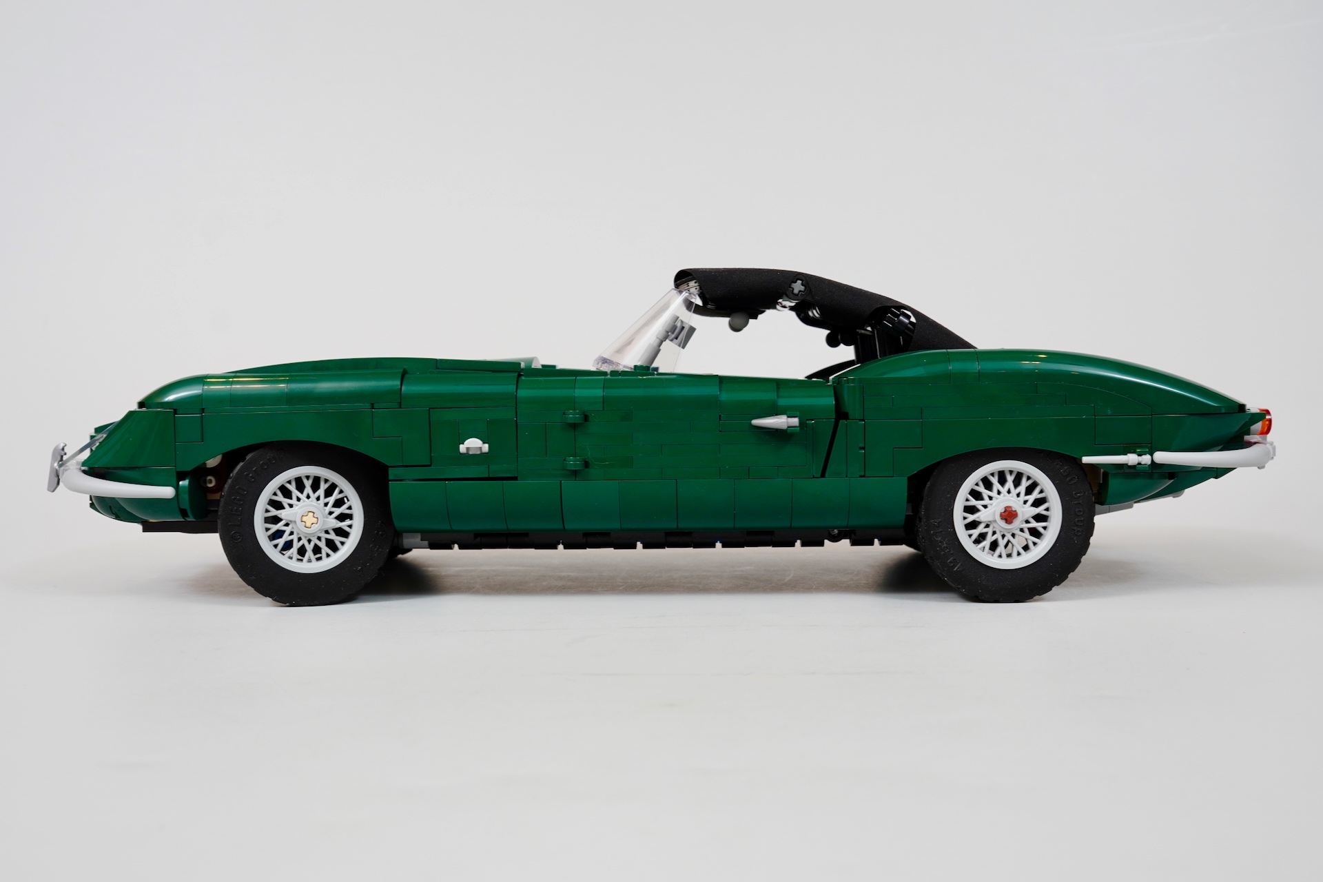 Reseña del LEGO Icons 11381 Jaguar E-Type-3-t76dsj0poqak