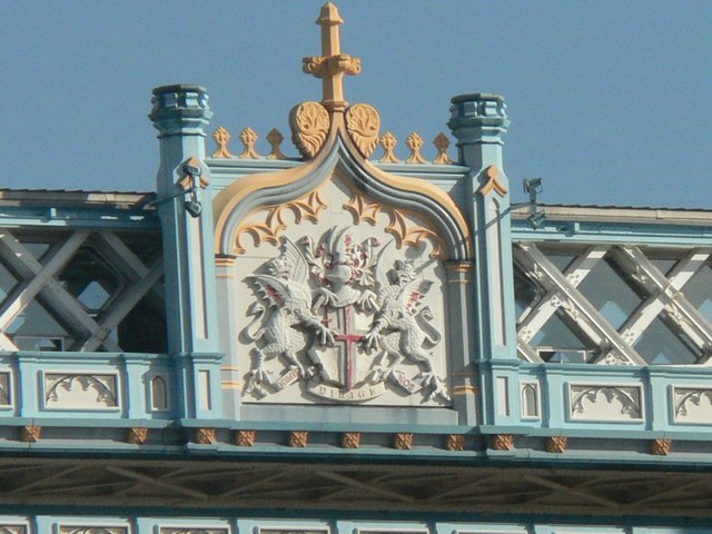 London,_Tower_Bridge_-_blason_des_armoiries_gros_plan_-_geograph.org.uk_-_560796