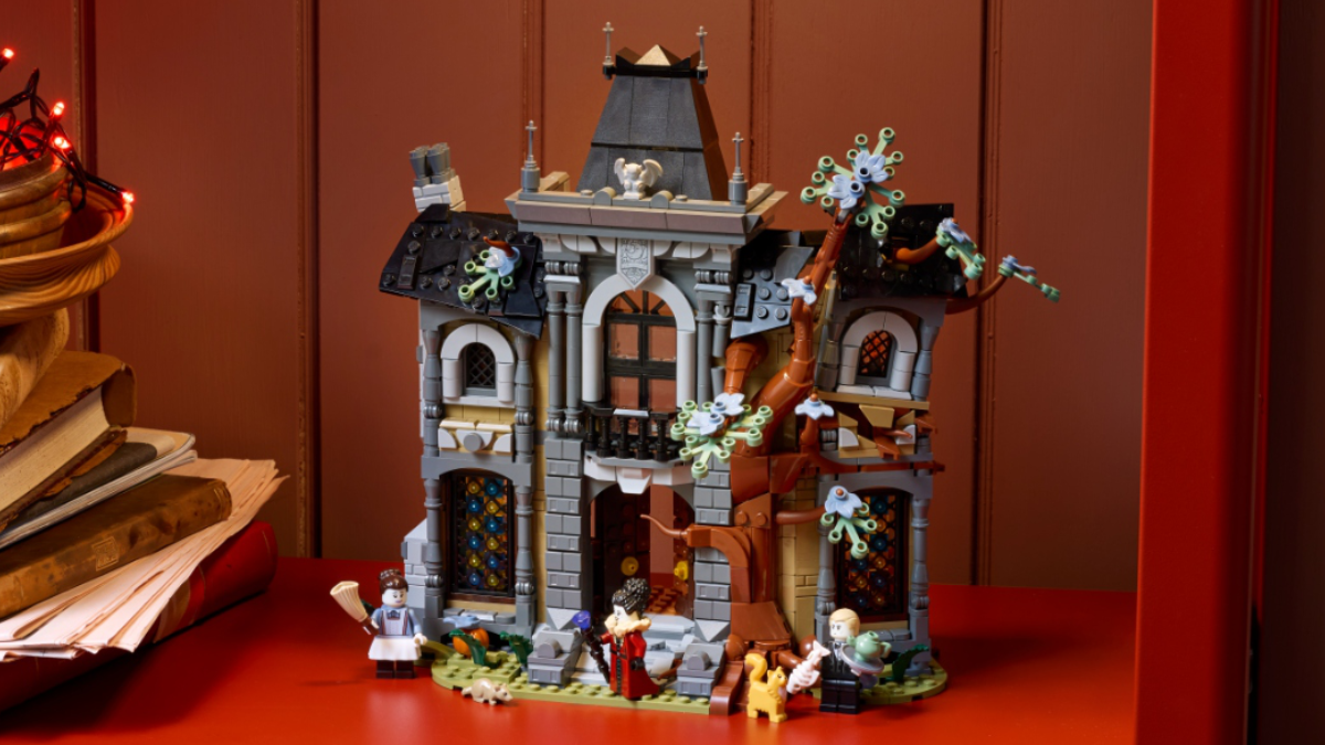 LEGO starts new village collection with 11383 Mayor Manor
