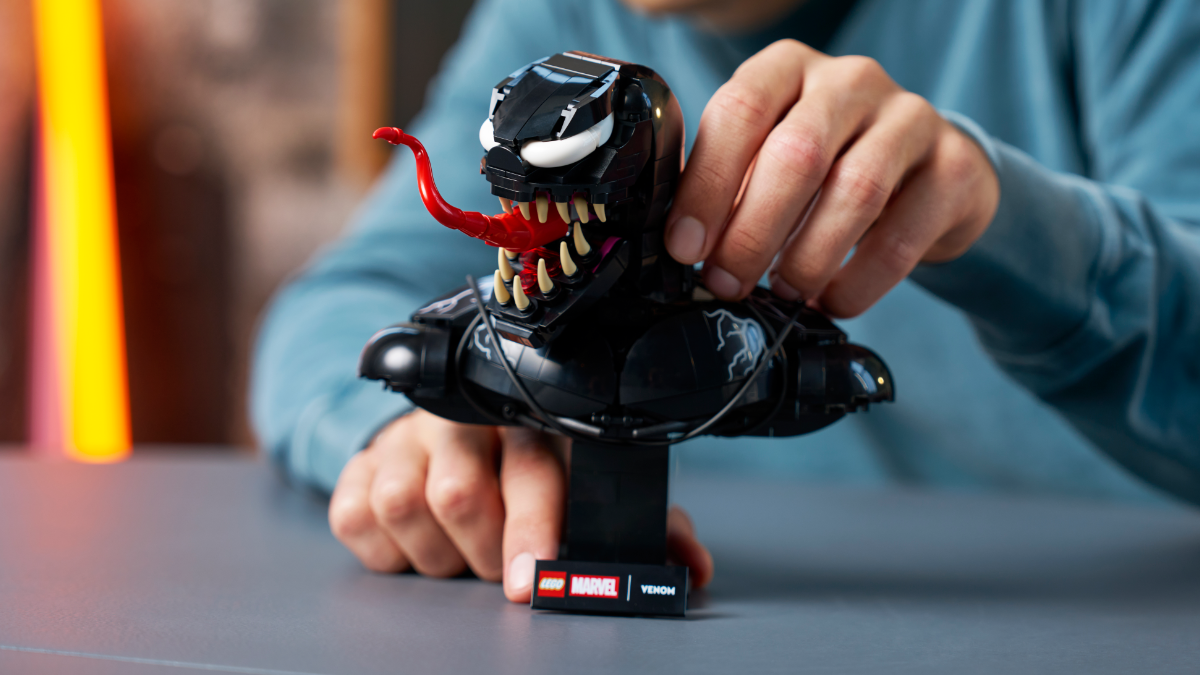 lego marvel 76356 venom bust lifestyle 3 featured