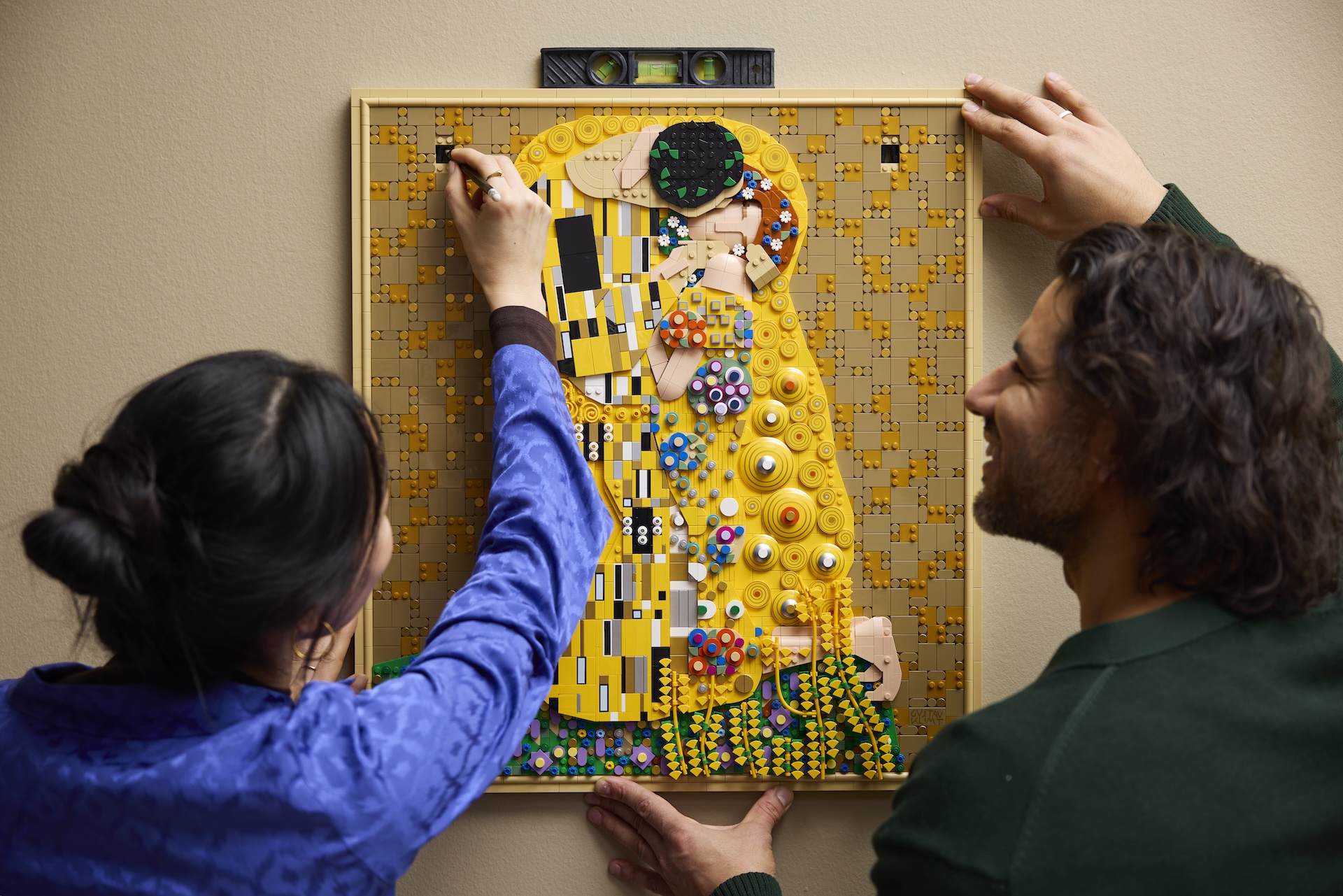 LEGO Art 31221 Gustav Klimt – The Kiss - 31221_Lifestyle_Build_05_FRNN2UuoBbY0