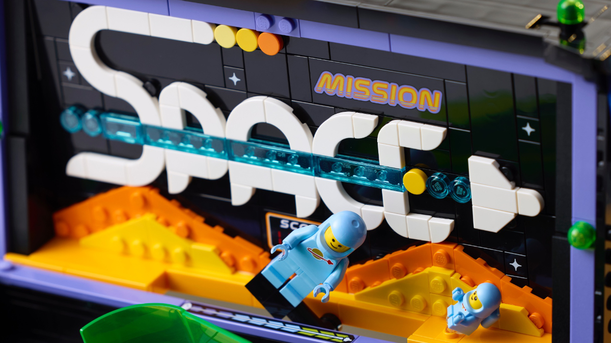 LEGO Classic Space returns in 11374 Arcade Pinball Machine