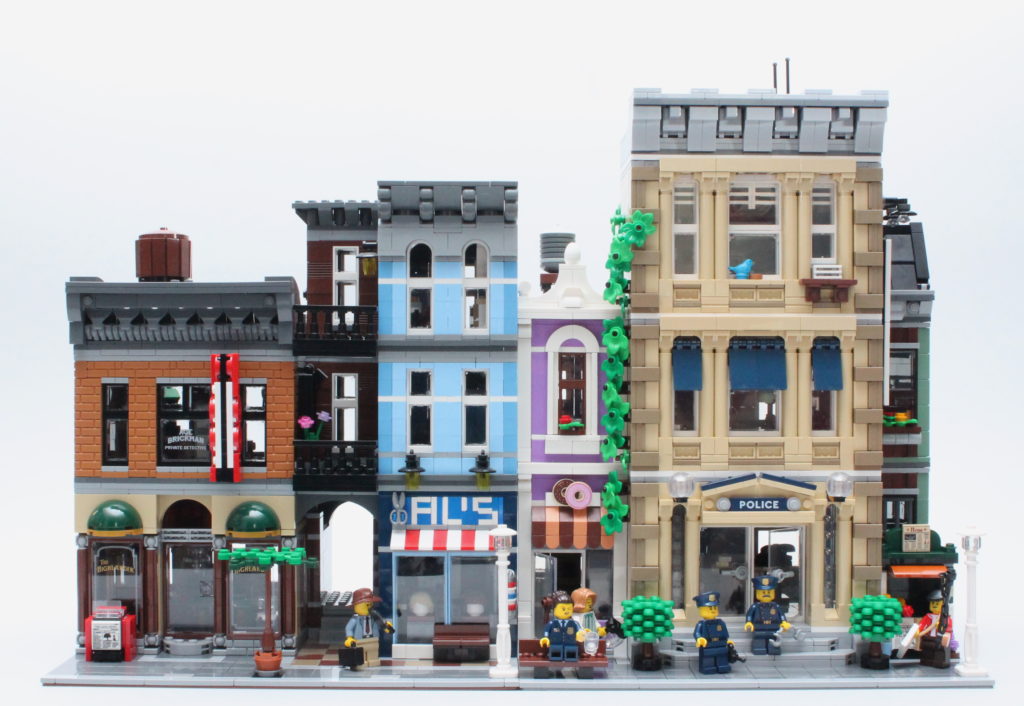 Lining 10278 Police Station up with other LEGO modular buildings
