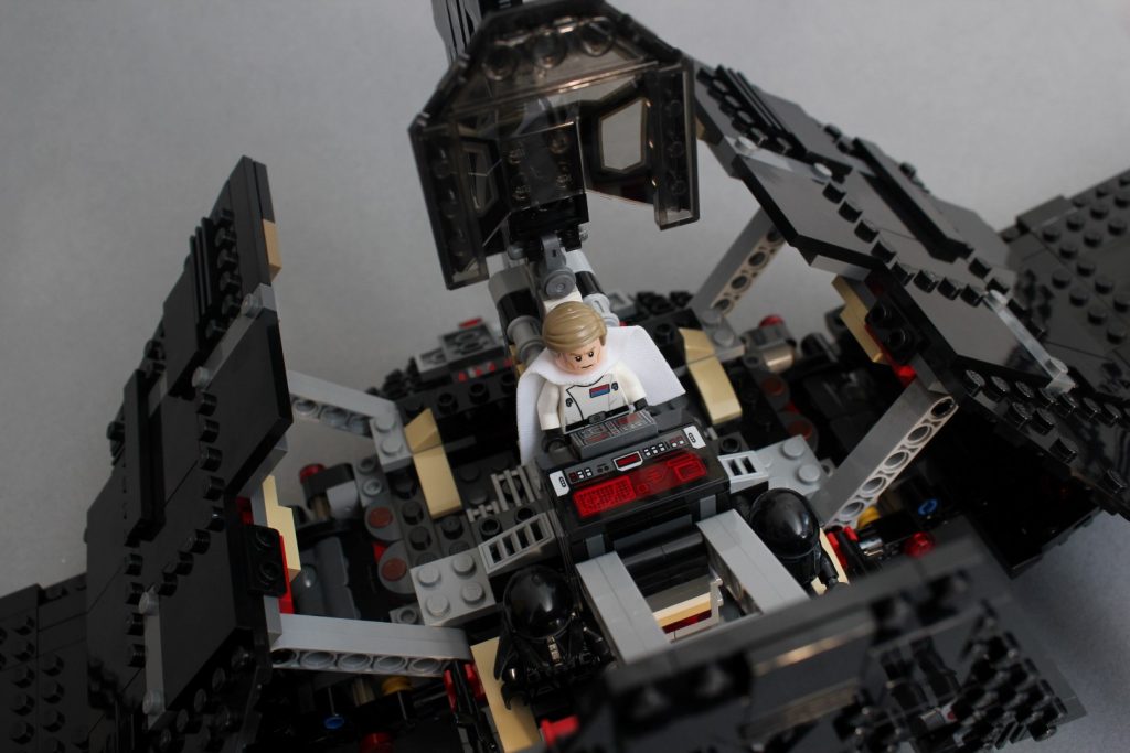 Krennic pilots his own shuttle. You just can't get the staff these days.