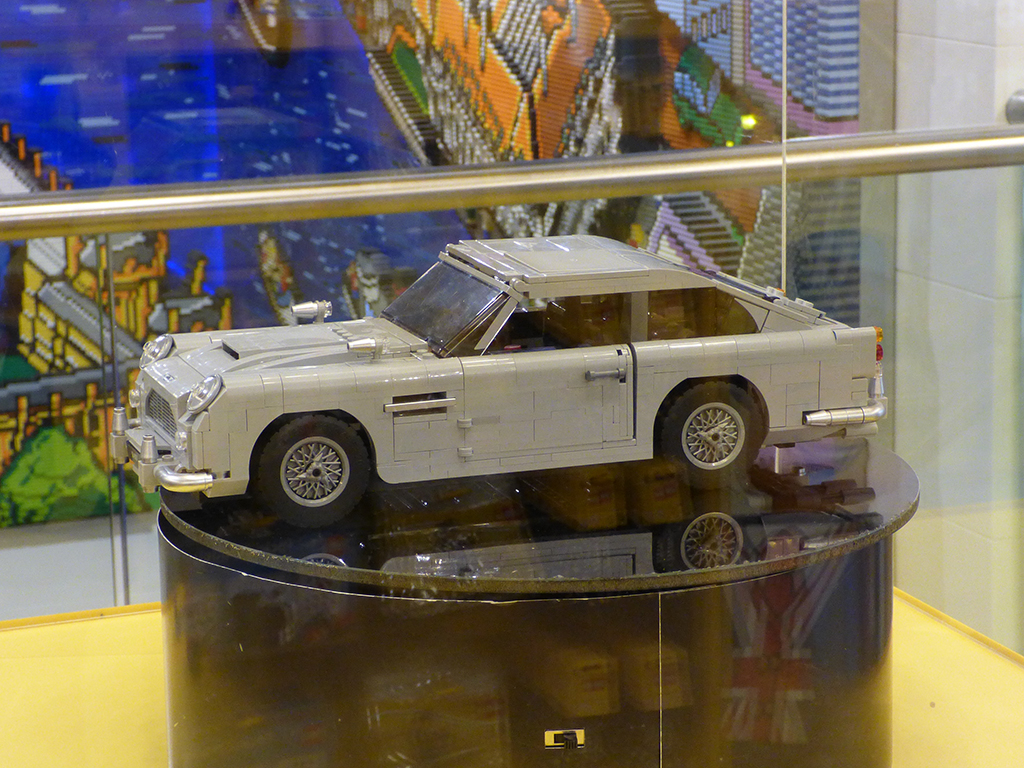 LEGO James Bond Aston Martin DB5 Creator Expert Model