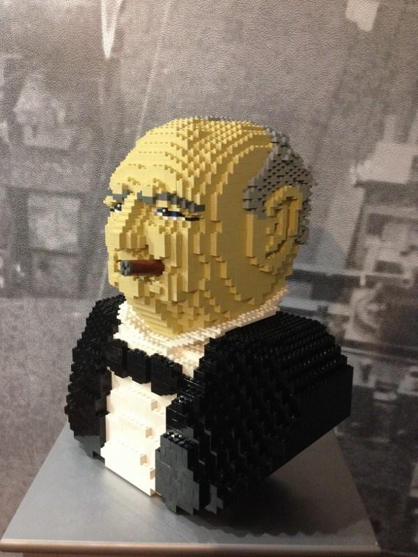 Sigaro LEGO mancante dalla bocca del busto di Churchill