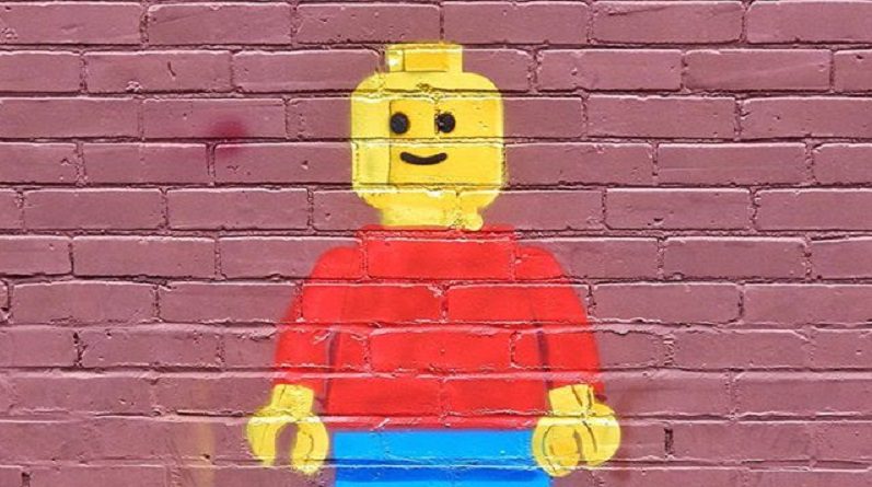 Brick Pic LEGO street art featured 800 445