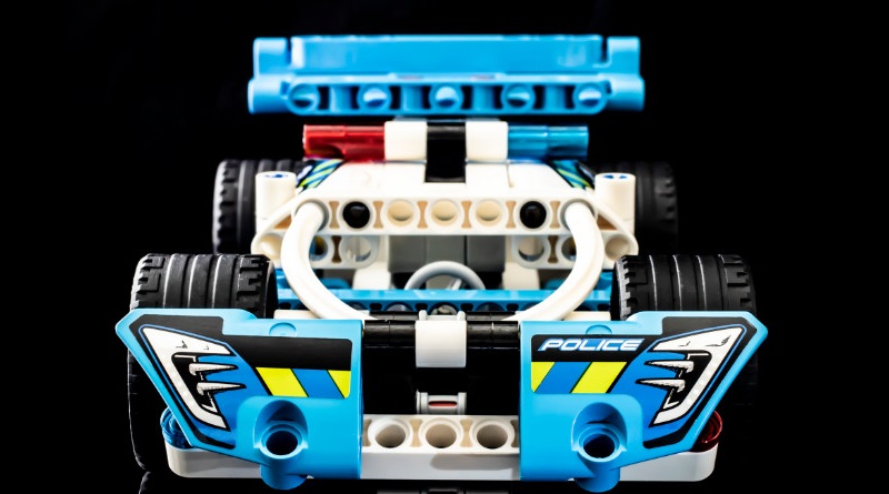 LEGO Technic 42091 Police Pursuit featured 800 445