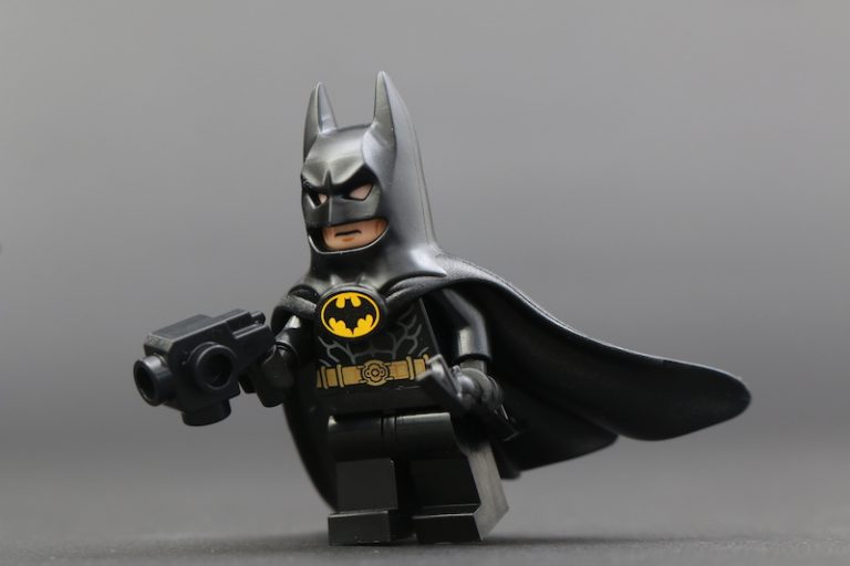 LEGO Batman 76139 1989 Batmobile minifigure spotlight