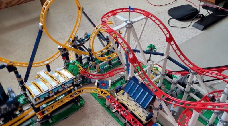 LEGO ICONS 10261 Roller Coaster 10303 Loop Coaster မီဂါကော်စတာကို ပြသထားသည်