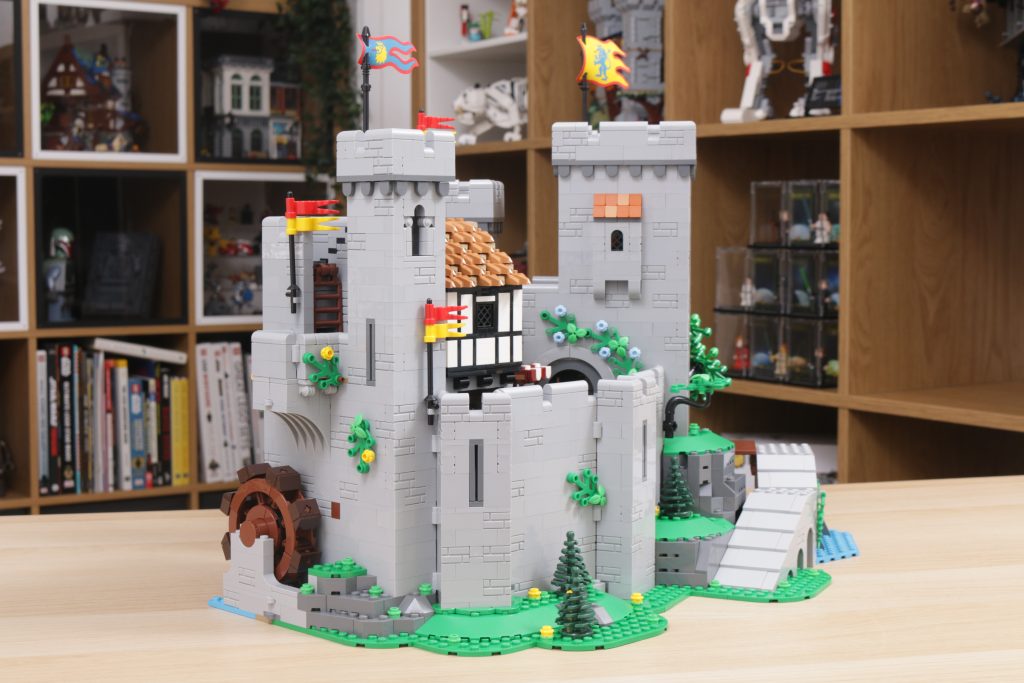 LEGO ICONS 10305 Lion Knights Castle review 3