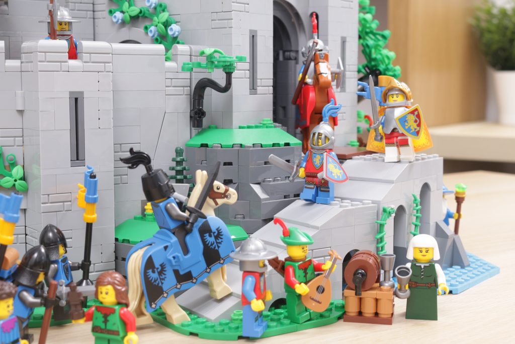 LEGO ICONS 10305 Lion Knights Castle review 48