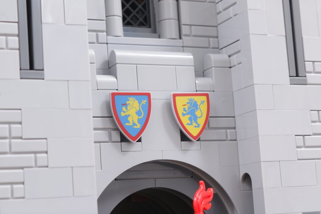 LEGO ICONS 10305 Lion Knights Castle review 49