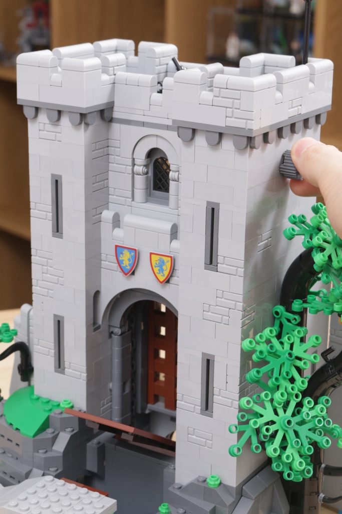 LEGO ICONS 10305 Lion Knights Castle review 62