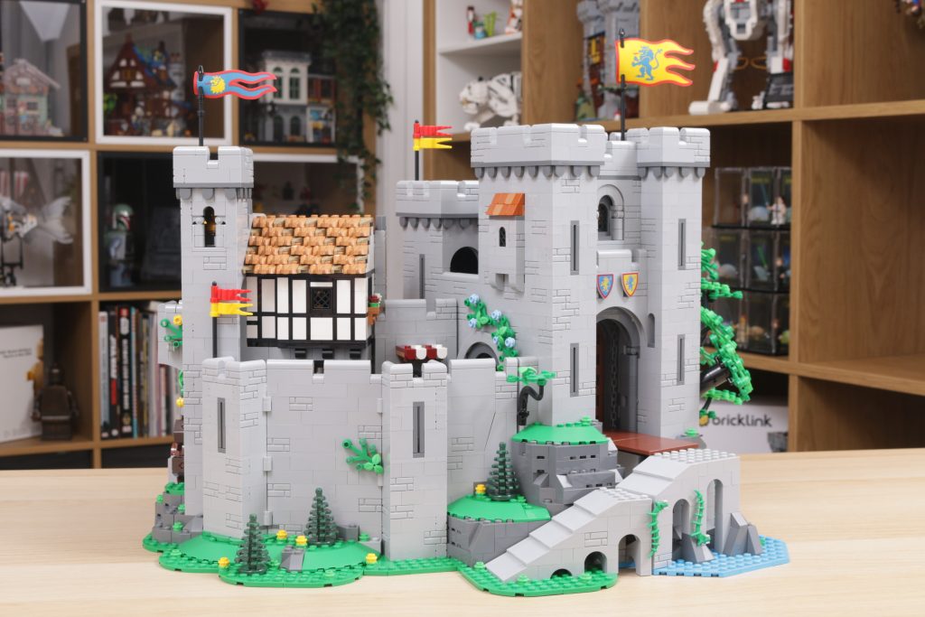 LEGO ICONS 10305 Lion Knights Castle review 9
