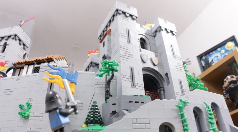 LEGO ICONS 10305 Recensione del castello dei cavalieri del leone che guarda in alto in primo piano