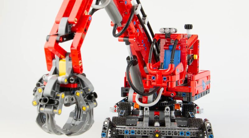 LEGO Technic 42144 Material Handler သုံးသပ်ချက်ကို အသားပေးထားသည်။