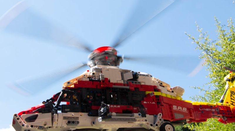 Recensione dell'elicottero di salvataggio dell'Airbus H42145 LEGO Technic 175 in primo piano