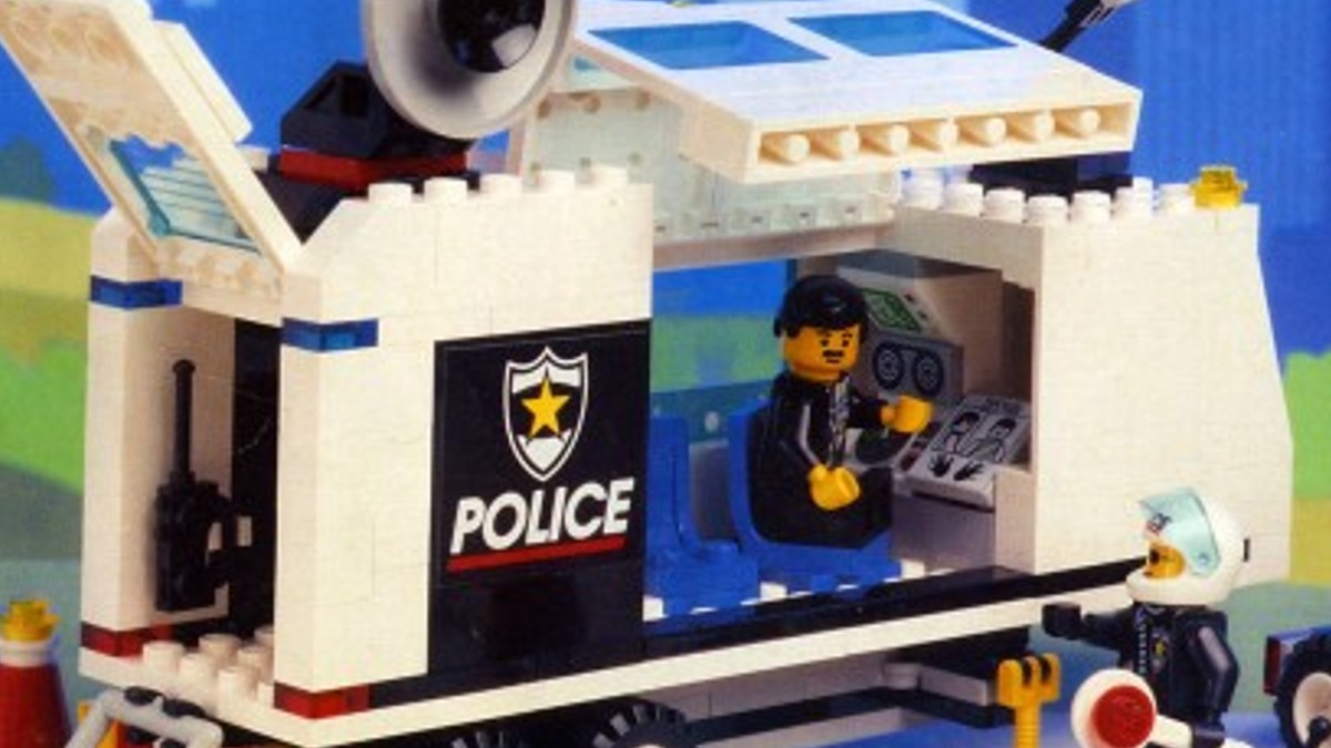 This LEGO CITY criminal minifigure has something wrong