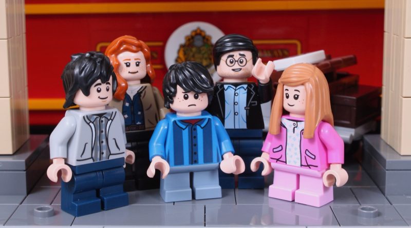 LEGO Harry Potter 76405 Poudlardarts Figurines Express Collectors Edition présentées