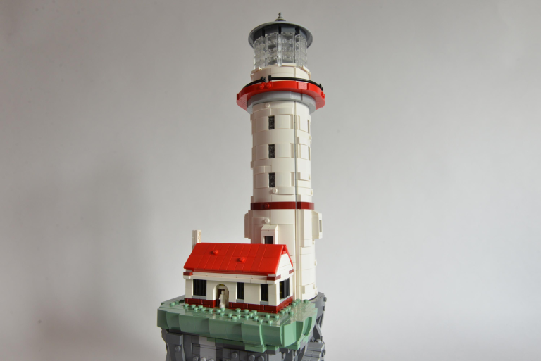 Cinq modifications de conception apport?�es par LEGO au phare motoris?� 21335