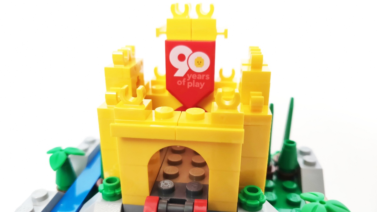 Duke Modstander At læse First look at exclusive LEGO 90th anniversary yellow castle