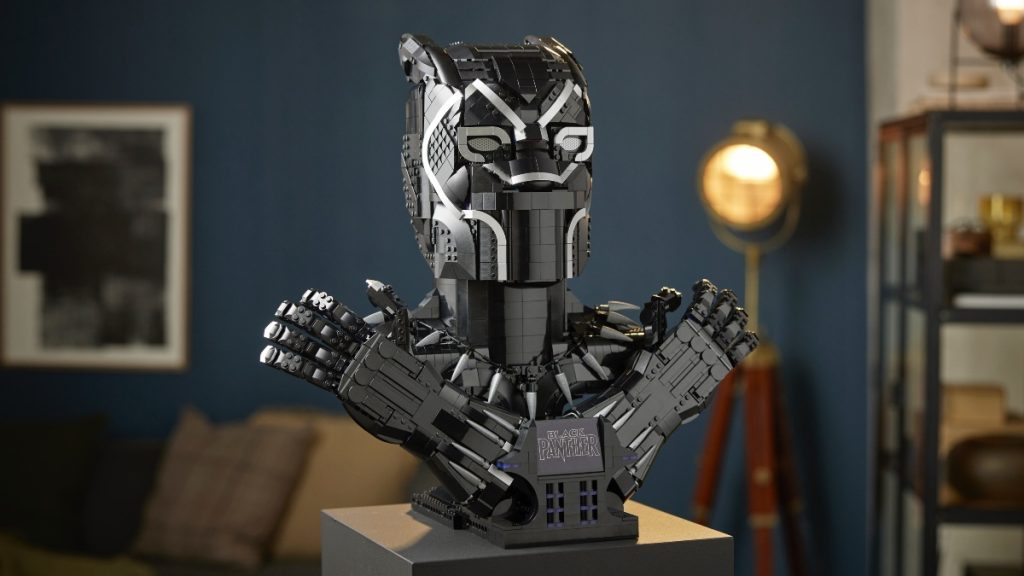 LEGO Marvel 76215 Black Panther in primo piano 1