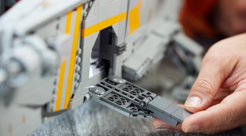 Lego Star Wars 75331 The Razor Crest တံခါးကို အသားပေးထားသည်။