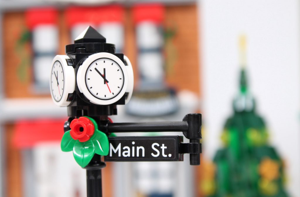 LEGO Winter Village 10308 Holiday Main Street revisión 39