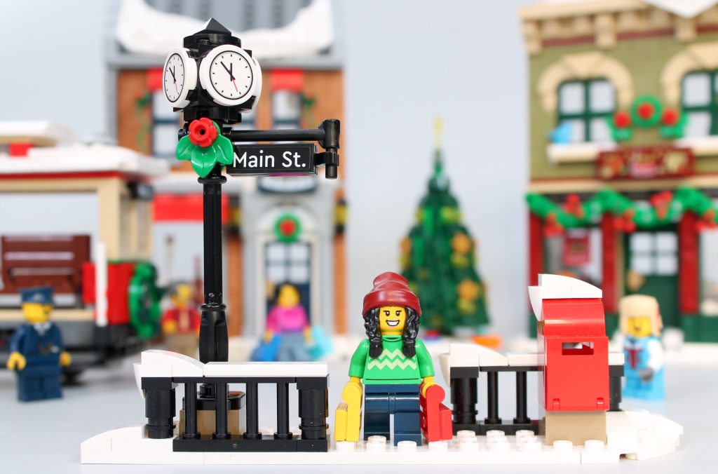 LEGO Winter Village 10308 Holiday Main Street examen 41
