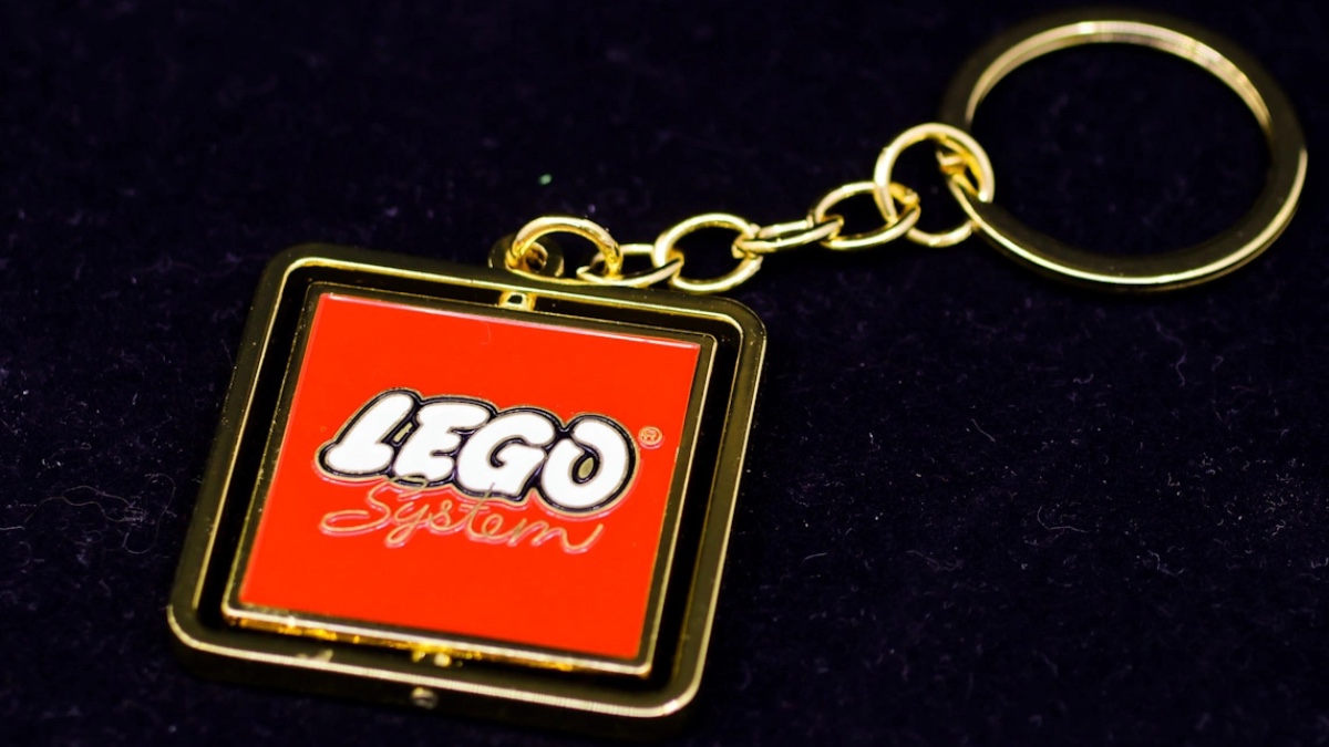 LEGO accidentally sends out new VIP logo keychain early