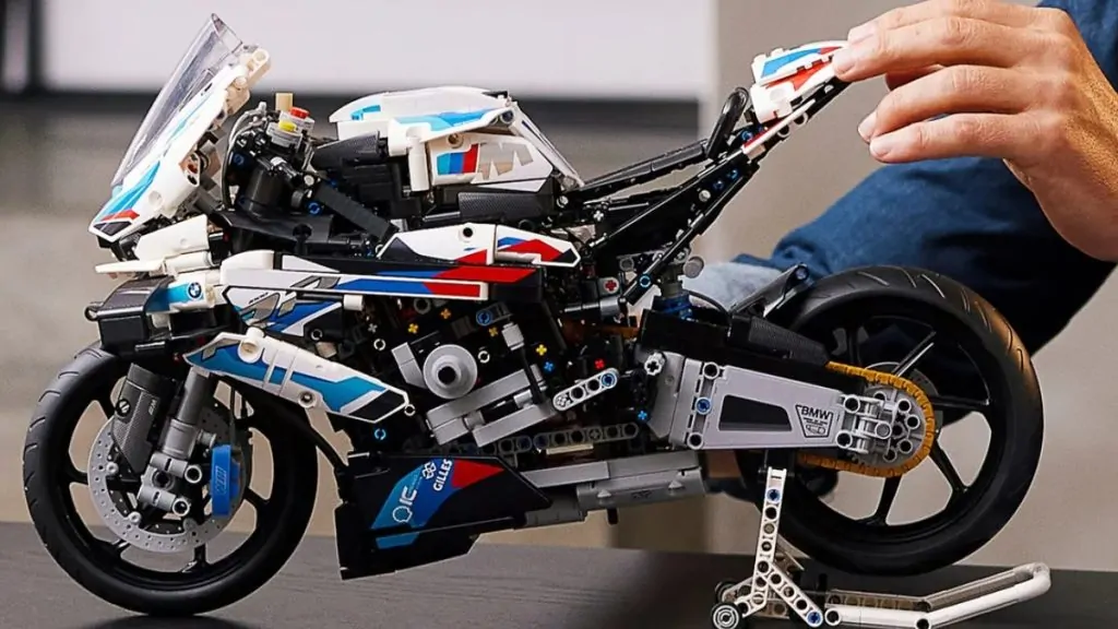 BMW Motorrad präsentiert die LEGO Technic BMW M 1000 RR.