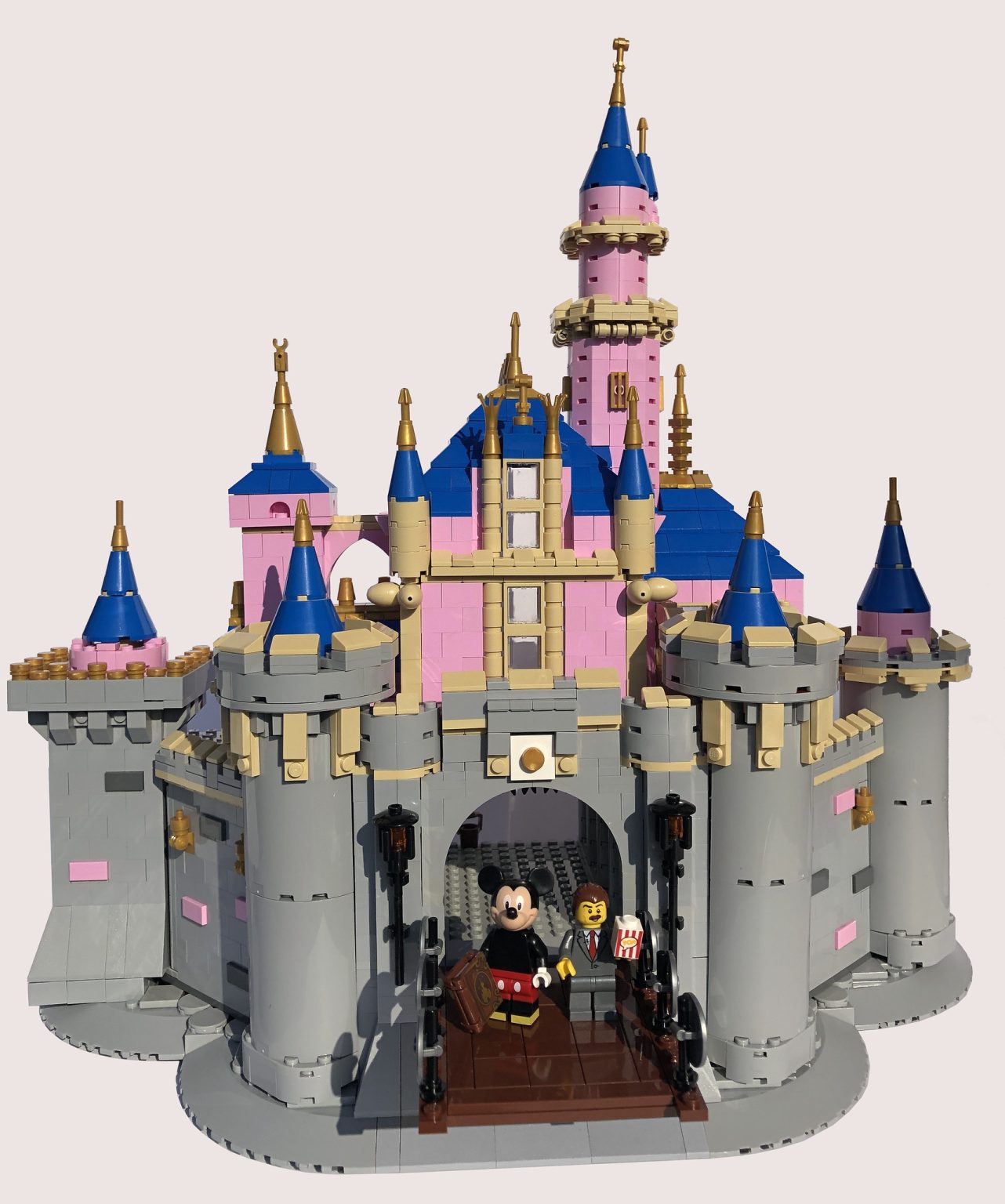 Rumoured LEGO Disneyland castle scale 71040 Disney Castle