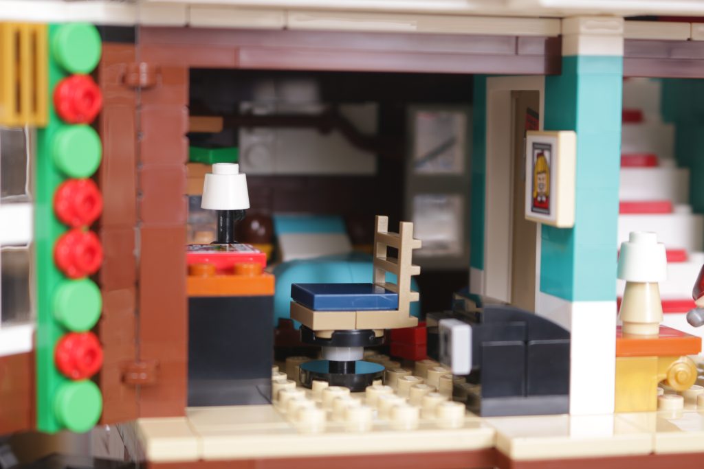 LEGO Ideas 21330 Home Alone review rebuild feature 6
