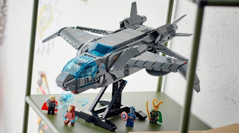 LEGO Marvel 76248 The Avengers Quinjet in primo piano
