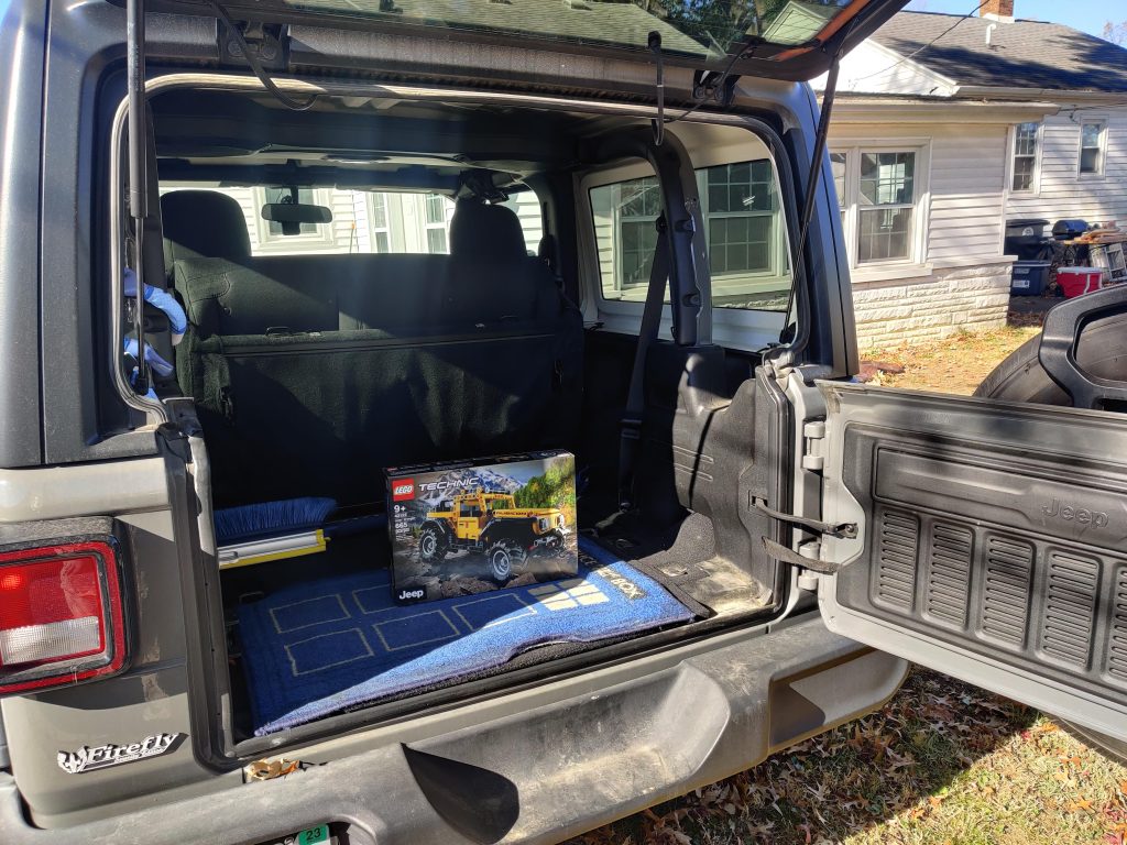 REDDIT LEGO Technic 42122 Jeep Wrangler inside a Jeep Wrangler 1024x768