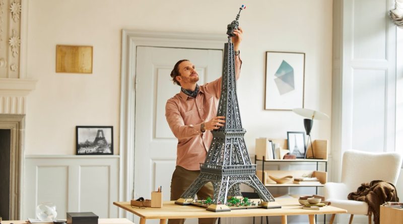 lego icons 10307 Eiffel Tower lifestyle table building featured