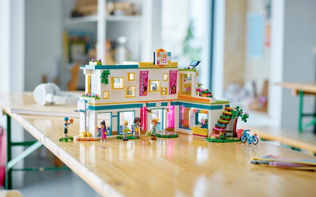 LEGO 41704 Friends Edificio della Strada Principale, Set Costruzioni  Modulari con Café di Heartlake City, Parrucchiere e Casa delle Mini  Bambole
