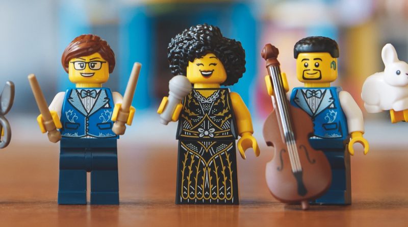 LEGO Icons 10312 Jazz Club musicians featured