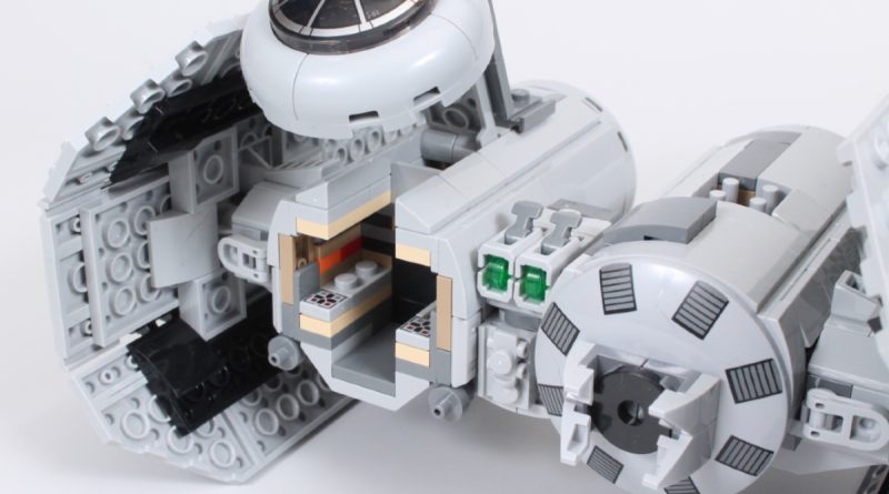 LEGO Star Wars 75347 TIE Bomber-Cockpit offen vorgestellt